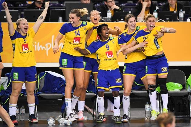 171212 Sveriges Emma Fernis, Johanna Westberg, Ulrika Toft Hansen, Loui Sand, Carin Strömberg och Nathalie Hagman jublar efter kvartsfinalen mellan Sverige och Danmark under handbolls-VM den 12 december 2017 i Leipzig. Copyright: CARLxSANDIN BB171212CS077