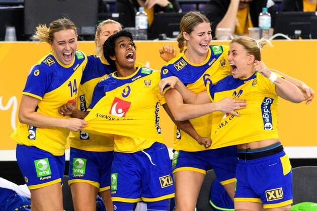 Themen der Woche - SPORT Themen der Woche - SPORT Bilder des Tages - SPORT 171212 Sveriges Johanna Westberg, Loui Sand, Carin Strömberg och Nathalie Hagman jublar i kvartsfinalen mellan Sverige och Danmark under handbolls-VM den 12 december 2017 i Leipzig. Copyright: CARLxSANDIN BB171212CS092