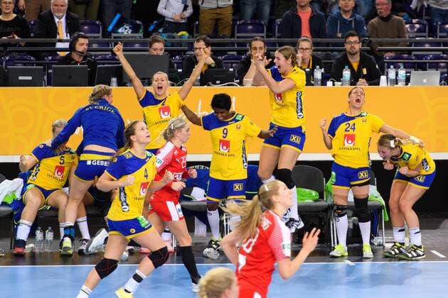 171212 De svenska spelarna jublar pa bänken i kvartsfinalen mellan Sverige och Danmark under handbolls-VM den 12 december 2017 i Leipzig. Copyright: CARLxSANDIN BB171212CS093