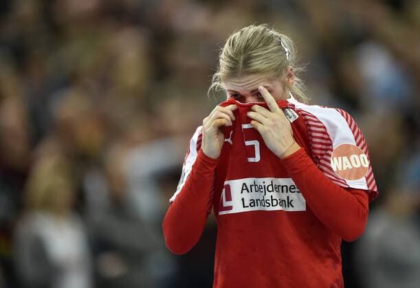 Sarah Iversen skjuler ansigtet, da Danmark tirsdag tabte kvartfinalen 23-26 til Sverige under VM i Kvindehandbold i Leipzig, Tyskland.Polfoto_73313302  Copyright: POULSENxLARS