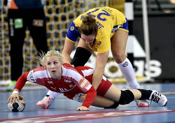 Sabina Jacobsen har helt styr pa Lotte Grigel, da Danmark tirsdag tabte kvartfinalen 23-26 til Sverige under VM i Kvindehandbold i Leipzig, Tyskland.Polfoto_73313532  Copyright: POULSENxLARS