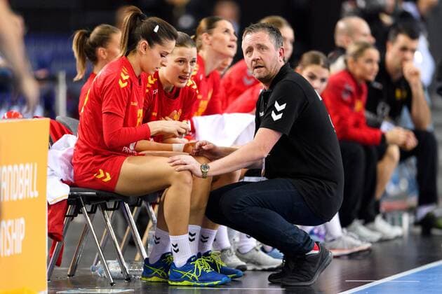 171212 Montenegros förbundskapten Per Johansson i kvartsfinalen mellan Frankrike och Montenegro under handbolls-VM den 12 december 2017 i Leipzig. Copyright: CARLxSANDIN BB171212CS119