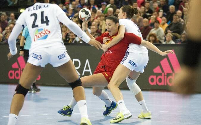 23. Handball-Weltmeisterschaft der Frauen 2017; Handball-WM, Viertelfinale in Leipzig; Frankreich - Montenegro (12.12.2017) Zweikampf um den Ball zwischen Milena Raicevic (MNE li.) und camille Ayglon Saurina (FRA re.) Leipzig Sachsen Deutschland