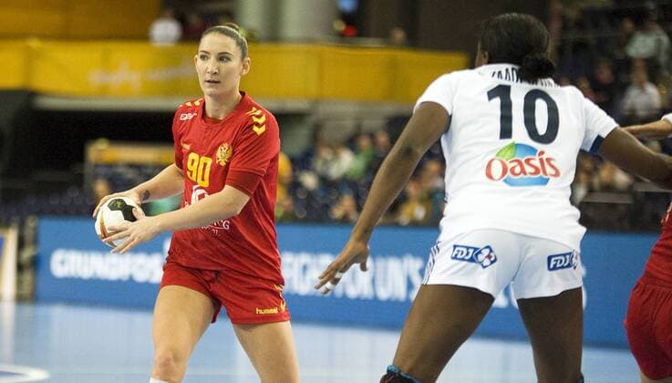 23. Handball-Weltmeisterschaft der Frauen 2017; Handball-WM, Viertelfinale in Leipzig; Frankreich - Montenegro (12.12.2017) Milena Raicevic (MNE li.) gegen Grace Zaadi (FRA re.). Leipzig Sachsen Deutschland