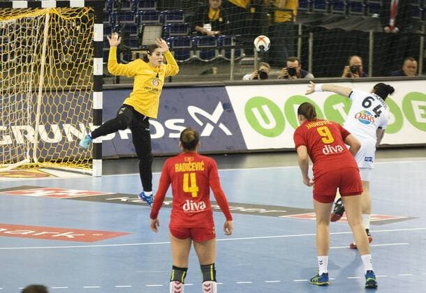 23. Handball-Weltmeisterschaft der Frauen 2017; Handball-WM, Viertelfinale in Leipzig; Frankreich - Montenegro (12.12.2017) Siebenmeter Alexandra Lacrabere (FRA re. 64) gegen Marina Raijcic (MNE li.) Leipzig Sachsen Deutschland
