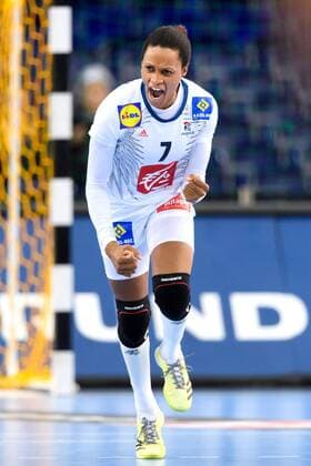 171212 Frankrikes Allison Pineau jublar i kvartsfinalen mellan Frankrike och Montenegro under handbolls-VM den 12 december 2017 i Leipzig. Copyright: CARLxSANDIN BB171212CS123