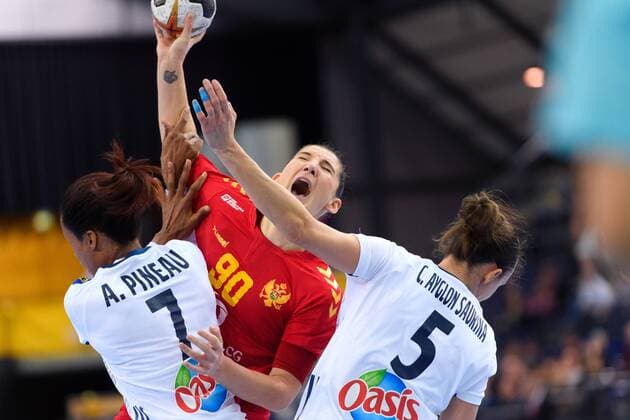 171212 Montenegros Milena Raicevic stoppas av Frankrikes Allison Pineau och Camille Ayglon Surina i kvartsfinalen mellan Frankrike och Montenegro under handbolls-VM den 12 december 2017 i Leipzig. Copyright: CARLxSANDIN BB171212CS127