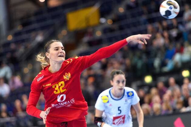 171212 Montenegros Katarina Bulatovic i kvartsfinalen mellan Frankrike och Montenegro under handbolls-VM den 12 december 2017 i Leipzig. Copyright: CARLxSANDIN BB171212CS133