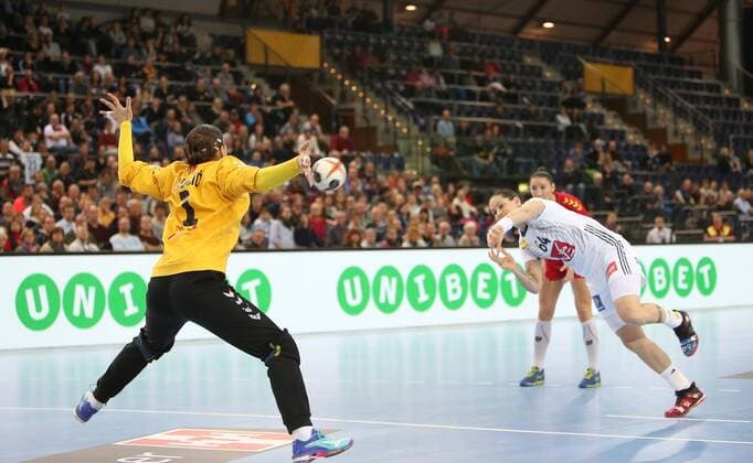 Frankreich - Montenegro Handball Frauen WM Leipzig, 12.12.2017, Arena Leipzig, Weltmeisterschaft 2017, Handball Frauen Viertelfinale. , Frankreich (FRA) vs Montenegro (MNE) , Im Bild v.l.: Torfrau Marina RAJCIC (1, Montenegro) und Alexandra LACRABERE (64, Frankreich) ,