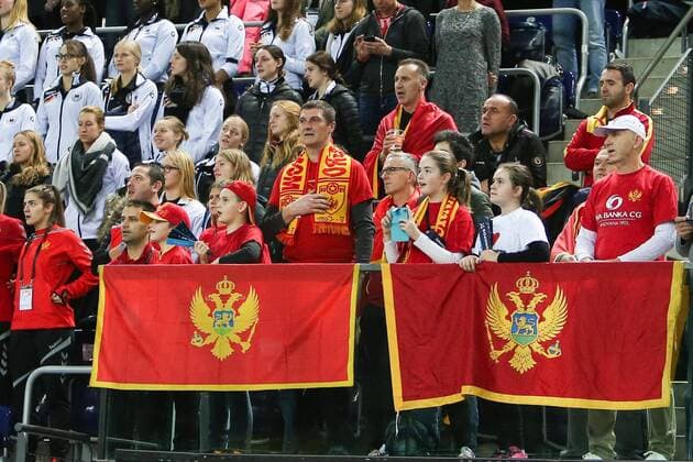 Frankreich - Montenegro Handball Frauen WM Leipzig, 12.12.2017, Arena Leipzig, Weltmeisterschaft 2017, Handball Frauen Viertelfinale. , Frankreich (FRA) vs Montenegro (MNE) , Im Bild: montenegrinische Fans ,