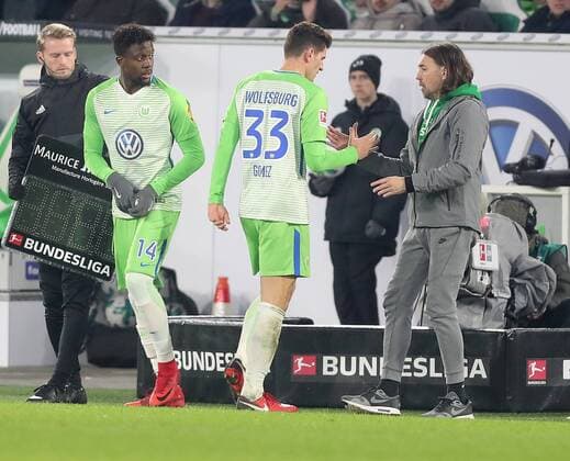 Auswechslung Divock Origi (VfL Wolfsburg 14) kommt für Mario Gomez (VfL Wolfsburg 33), rechts Cheftrainer Martin Schmidt (VfL Wolfsburg)