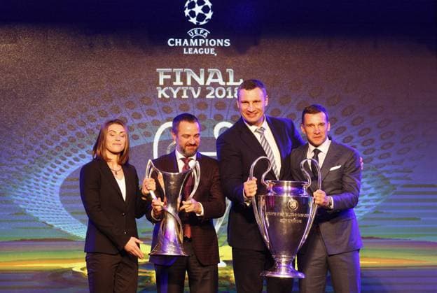 Fußball, CL, Finale-Logo wird in Kiew präsentiert Fußball, CL, Präsentation des Champions League Pokals in Kiew December 12, 2017 - Kiev, Ukraine - Ukraine s national soccer team coach Andriy Shevchenko (R) and Kiev Mayor Vitali Klitschko (2-R) pose with the UEFA Champions League trophy, during the presentation of the logo of the 2018 Champions League final soccer match in Kiev, Ukraine, 12 December, 2017. The UEFA Champions League final will be played at the Olimpiyskiy stadium on 26 May 2018 in Kiev. Presentation of the logo of the 2018 UEFA Champions League final - ZUMAn230 20171212_zaa_n230_188 Copyright: xStrx