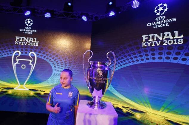 Fußball, CL, Finale-Logo wird in Kiew präsentiert Fußball, CL, Präsentation des Champions League Pokals in Kiew December 12, 2017 - Kiev, Ukraine - A girl poses for a photo near the UEFA Champions League trophy, during the presentation of the logo of the 2018 Champions League final soccer match in Kiev, Ukraine, 12 December, 2017. The UEFA Champions League final will be played at the Olimpiyskiy stadium on 26 May 2018 in Kiev. Presentation of the logo of the 2018 UEFA Champions League final - ZUMAn230 20171212_zaa_n230_195 Copyright: xStrx