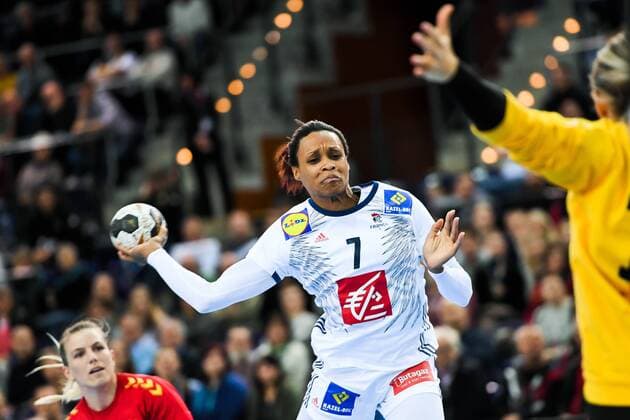 171212 Frankrikes Allison Pineau i kvartsfinalen mellan Frankrike och Montenegro under handbolls-VM den 12 december 2017 i Leipzig. Copyright: CARLxSANDIN BB171212CS140