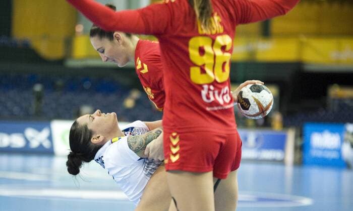23. Handball-Weltmeisterschaft der Frauen 2017; Handball-WM, Viertelfinale in Leipzig; Frankreich - Montenegro (12.12.2017) Alexandra Lacrabere (FRA li.) gegen Milena Raicevic (MNE hinten) und Itana Grbic (MNE vorn). Leipzig Sachsen Deutschland