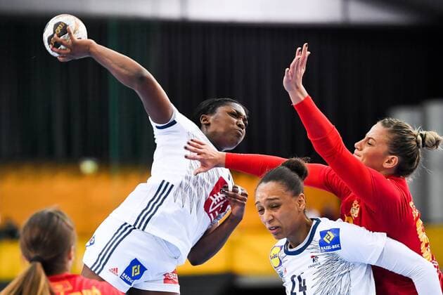 171212 Frankrikes Grace Zaadi i kvartsfinalen mellan Frankrike och Montenegro under handbolls-VM den 12 december 2017 i Leipzig. Copyright: CARLxSANDIN BB171212CS148