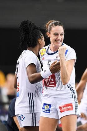 171212 Frankrikes Camille Ayglon Surina jublar efter kvartsfinalen mellan Frankrike och Montenegro under handbolls-VM den 12 december 2017 i Leipzig. Copyright: CARLxSANDIN BB171212CS152