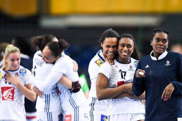 171212 Frankrikes Allison Pineau och Siraba Dembele jublar efter kvartsfinalen mellan Frankrike och Montenegro under handbolls-VM den 12 december 2017 i Leipzig. Copyright: CARLxSANDIN BB171212CS156