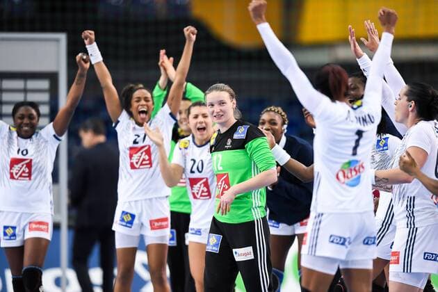 171212 Frankrikes malvakt Amandine Leynaud jublar efter kvartsfinalen mellan Frankrike och Montenegro under handbolls-VM den 12 december 2017 i Leipzig. Copyright: CARLxSANDIN BB171212CS157