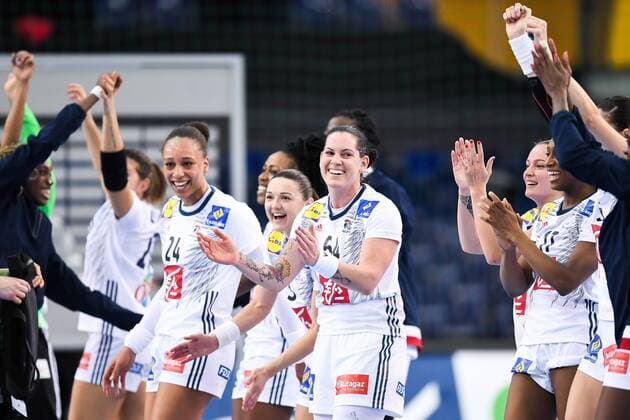 171212 Frankrikes Alexandra Lacrabere jublar efter kvartsfinalen mellan Frankrike och Montenegro under handbolls-VM den 12 december 2017 i Leipzig. Copyright: CARLxSANDIN BB171212CS158