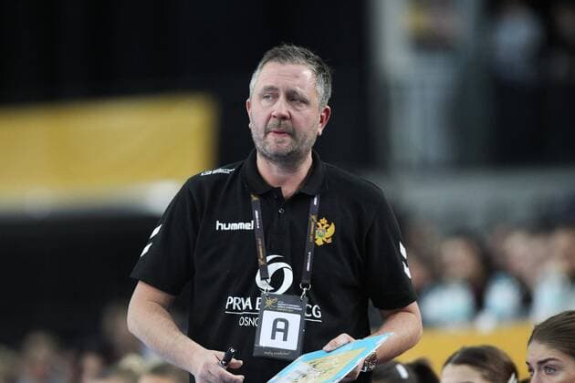 Frankreich - Montenegro Handball Frauen WM Leipzig, 12.12.2017, Arena Leipzig, Weltmeisterschaft 2017, Handball Frauen Viertelfinale. , Frankreich (FRA) vs Montenegro (MNE) , Im Bild: Trainer Per JOHANSSON (Montenegro) ,