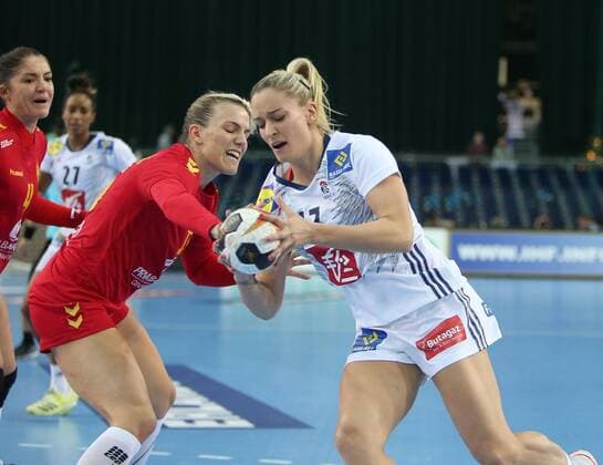 Frankreich - Montenegro Handball Frauen WM Leipzig, 12.12.2017, Arena Leipzig, Weltmeisterschaft 2017, Handball Frauen Viertelfinale. , Frankreich (FRA) vs Montenegro (MNE) , Im Bild v.l.: Andrea KLIKOVAC (15, Montenegro) und Manon HOUETTE (13, Frankreich) ,