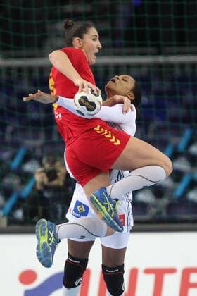 Frankreich - Montenegro Handball Frauen WM Leipzig, 12.12.2017, Arena Leipzig, Weltmeisterschaft 2017, Handball Frauen Viertelfinale. , Frankreich (FRA) vs Montenegro (MNE) , Im Bild v.l.: Milena RAICEVIC (90, Montenegro) und Allison PINEAU (7, Frankreich) ,