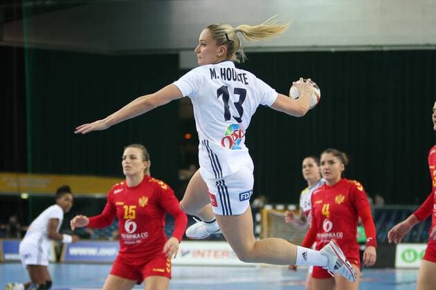 Frankreich - Montenegro Handball Frauen WM Leipzig, 12.12.2017, Arena Leipzig, Weltmeisterschaft 2017, Handball Frauen Viertelfinale. , Frankreich (FRA) vs Montenegro (MNE) , Im Bild: Manon HOUETTE (13, Frankreich) ,