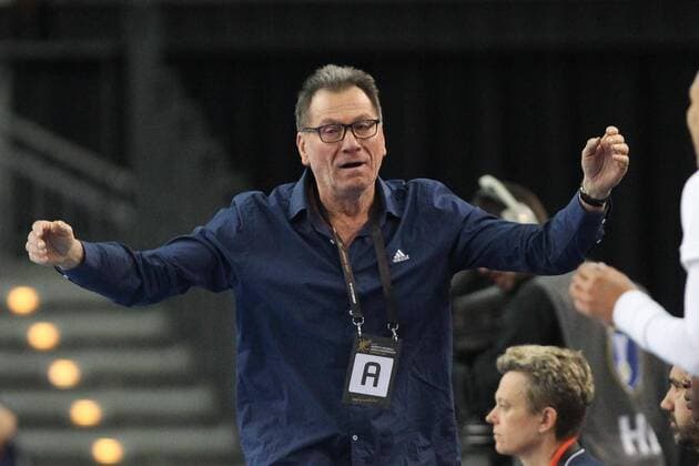 Frankreich - Montenegro Handball Frauen WM Leipzig, 12.12.2017, Arena Leipzig, Weltmeisterschaft 2017, Handball Frauen Viertelfinale. , Frankreich (FRA) vs Montenegro (MNE) , Im Bild: Trainer Olivier KRUMBHOLZ (Frankreich) ,