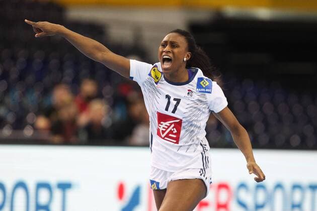 Frankreich - Montenegro Handball Frauen WM Leipzig, 12.12.2017, Arena Leipzig, Weltmeisterschaft 2017, Handball Frauen Viertelfinale. , Frankreich (FRA) vs Montenegro (MNE) 25:22(12:10) , Im Bild: Siraba DEMBELE (17, Frankreich) jubelt ,