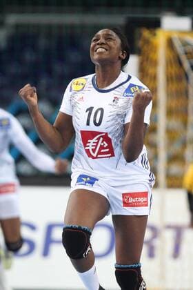 Frankreich - Montenegro Handball Frauen WM Leipzig, 12.12.2017, Arena Leipzig, Weltmeisterschaft 2017, Handball Frauen Viertelfinale. , Frankreich (FRA) vs Montenegro (MNE) 25:22(12:10) , Im Bild v.l.: Grace ZAADI (10, Frankreich) jubelt ,