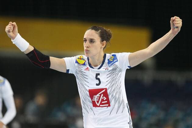 Frankreich - Montenegro Handball Frauen WM Leipzig, 12.12.2017, Arena Leipzig, Weltmeisterschaft 2017, Handball Frauen Viertelfinale. , Frankreich (FRA) vs Montenegro (MNE) 25:22(12:10) , Im Bild: Camille AYGLON SAURINA (5, Frankreich) jubelt ,