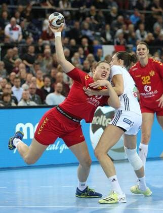 Frankreich - Montenegro Handball Frauen WM Leipzig, 12.12.2017, Arena Leipzig, Weltmeisterschaft 2017, Handball Frauen Viertelfinale. , Frankreich (FRA) vs Montenegro (MNE) 25:22(12:10) , Im Bild v.l.: Durdina JAUKOVIC (9, Montenegro) und Camille AYGLON SAURINA (5, Frankreich) ,