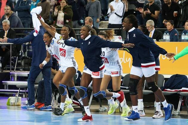 Frankreich - Montenegro Handball Frauen WM Leipzig, 12.12.2017, Arena Leipzig, Weltmeisterschaft 2017, Handball Frauen Viertelfinale. , Frankreich (FRA) vs Montenegro (MNE) 25:22(12:10) , Im Bild v.l.: französische Bank stürmt das Feld nach Abpfiff ,