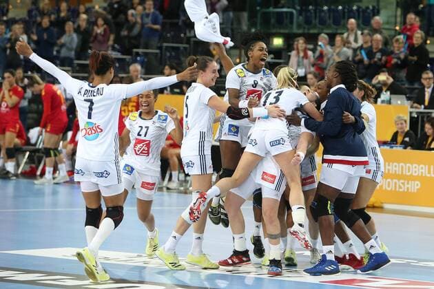 Themen der Woche - SPORT Bilder des Tages - SPORT Frankreich - Montenegro Handball Frauen WM Leipzig, 12.12.2017, Arena Leipzig, Weltmeisterschaft 2017, Handball Frauen Viertelfinale. , Frankreich (FRA) vs Montenegro (MNE) 25:22(12:10) , Im Bild: französische Spielerinnen feiern den Sieg ,