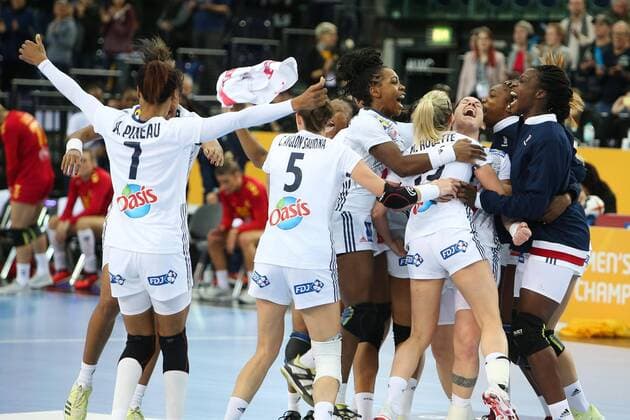 Frankreich - Montenegro Handball Frauen WM Leipzig, 12.12.2017, Arena Leipzig, Weltmeisterschaft 2017, Handball Frauen Viertelfinale. , Frankreich (FRA) vs Montenegro (MNE) 25:22(12:10) , Im Bild: französische Spielerinnen feiern den Sieg ,