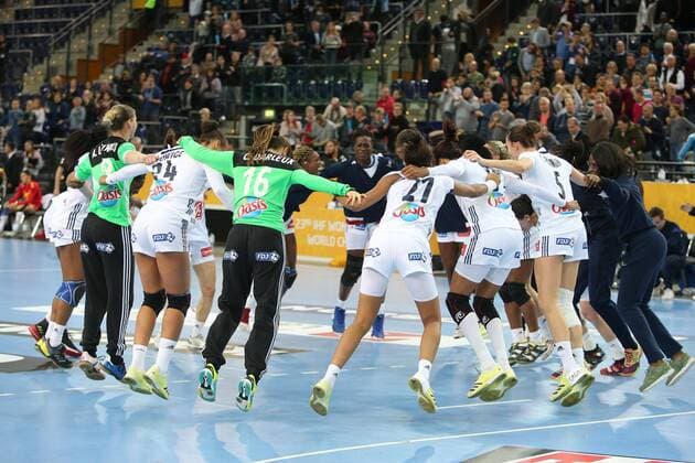 Frankreich - Montenegro Handball Frauen WM Leipzig, 12.12.2017, Arena Leipzig, Weltmeisterschaft 2017, Handball Frauen Viertelfinale. , Frankreich (FRA) vs Montenegro (MNE) 25:22(12:10) , Im Bild: französische Spielerinnen feiern den Sieg ,