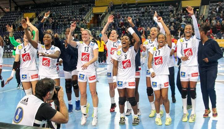 Frankreich - Montenegro Handball Frauen WM Leipzig, 12.12.2017, Arena Leipzig, Weltmeisterschaft 2017, Handball Frauen Viertelfinale. , Frankreich (FRA) vs Montenegro (MNE) 25:22(12:10) , Im Bild: französische Spielerinnen feiern den Sieg ,