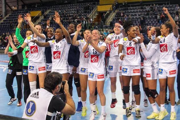 Frankreich - Montenegro Handball Frauen WM Leipzig, 12.12.2017, Arena Leipzig, Weltmeisterschaft 2017, Handball Frauen Viertelfinale. , Frankreich (FRA) vs Montenegro (MNE) 25:22(12:10) , Im Bild v.l.: ,