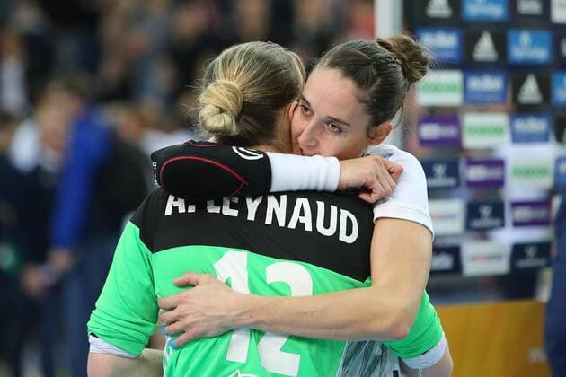 Frankreich - Montenegro Handball Frauen WM Leipzig, 12.12.2017, Arena Leipzig, Weltmeisterschaft 2017, Handball Frauen Viertelfinale. , Frankreich (FRA) vs Montenegro (MNE) 25:22(12:10) , Im Bild v.l.: Torfrau Amandine LEYNAUD (12, Frankreich) und Camille AYGLON SAURINA (5, Frankreich) nach dem Sieg ,