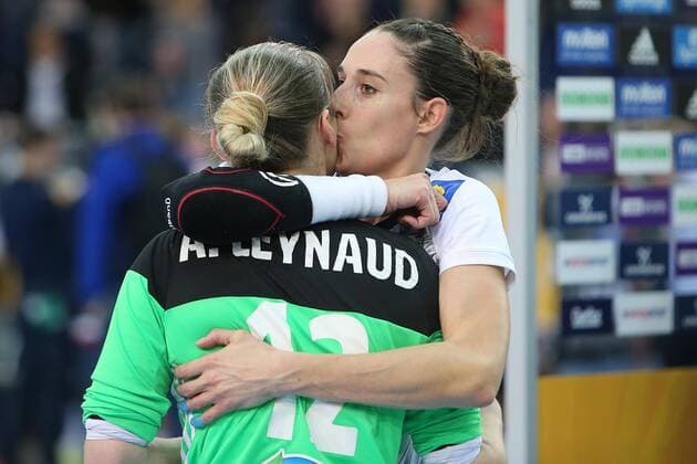 Frankreich - Montenegro Handball Frauen WM Leipzig, 12.12.2017, Arena Leipzig, Weltmeisterschaft 2017, Handball Frauen Viertelfinale. , Frankreich (FRA) vs Montenegro (MNE) 25:22(12:10) , Im Bild v.l.: Torfrau Amandine LEYNAUD (12, Frankreich) und Camille AYGLON SAURINA (5, Frankreich) nach dem Sieg ,