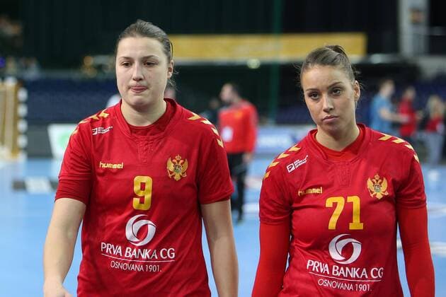 Frankreich - Montenegro Handball Frauen WM Leipzig, 12.12.2017, Arena Leipzig, Weltmeisterschaft 2017, Handball Frauen Viertelfinale. , Frankreich (FRA) vs Montenegro (MNE) 25:22(12:10) , Im Bild v.l.: Durdina JAUKOVIC (9, Montenegro) und Bobana KLIKOVAC (71, Montenegro) enttäuscht ,