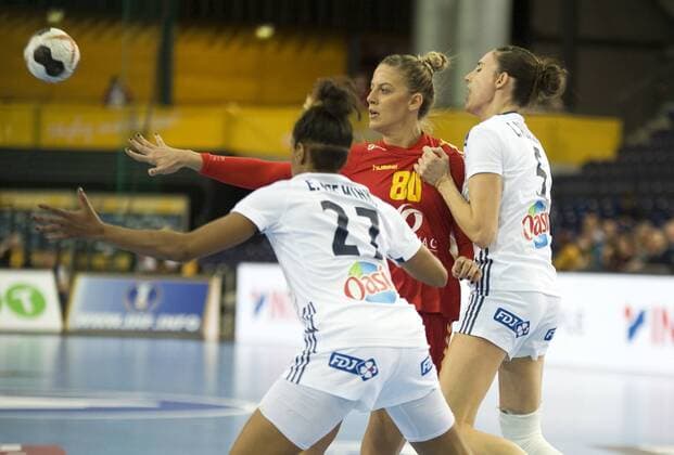 23. Handball-Weltmeisterschaft der Frauen 2017; Handball-WM, Viertelfinale in Leipzig; Frankreich - Montenegro (12.12.2017) Jelena Despotovic (MNE Mitte) wirft den Ball im Zweikampf mit Camille Ayglon Saurina (FRA re.) und Estelle NZE Minko (FRA li.). Leipzig Sachsen Deutschland