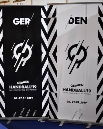 23. Handball-Weltmeisterschaft der Frauen 2017; Handball-WM, Viertelfinale in Leipzig; Frankreich - Montenegro (12.12.2017) Werbeaufsteller für die 26. Handball-Weltmeisterschaft der Männer Herren vom 10. bis 27. Januar 2019 in Deutschland und Dänemark mit Spielorten in Berlin, Köln, Hamburg, München, Kopenhagen und Herning; Leipzig Sachsen Deutschland