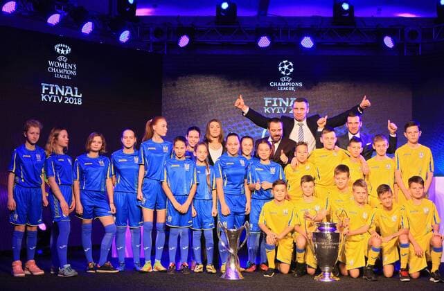 Fußball, CL, Finale-Logo wird in Kiew präsentiert Head coach of the Ukrainian national football team Andriy Shevchenko, Kyiv city head Vitali Klitschko, president of the Football Federation of Ukraine Andrii Pavelko and midfielder of the Ukrainian women?s national football team Iia Andrushchak (R to L, Back) pose for a photo with children and the trophies of the 2018 UEFA Men?s and Women?s Champions League finals during a ceremony to present the logo of the 2018 UEFA Champions League final at the NSC Olimpiyskiy, Kyiv, capital of Ukraine, December 12, 2017. Ukrinform. KYIV. The logo of the 2018 UEFA Champions League final has been presented at the NSC Olimpiyskiy. The arena which previously staged the UEFA EURO EM Europameisterschaft Fussball 2012 final is set to host the last game of the 2018 UEFA Champions League on May 26, 2018. The 2018 UEFA Women s Champions League final will be played in Ukraine for the first time at the Valeriy Lobanovskyi Dynamo Stadium on May 24. Logo of 2018 UEFA Champions League final unveiled in Kyiv Copyright: xPavloxBagmutx
