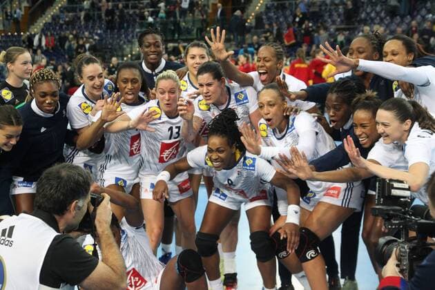 Leipzig, 12.12.2017, Arena Leipzig, Weltmeisterschaft 2017, Handball Frauen Viertelfinale. , Frankreich (FRA) vs Montenegro (MNE) 25:22(12:10) , Im Bild: Die französische Mannschaft nach dem Sieg ,