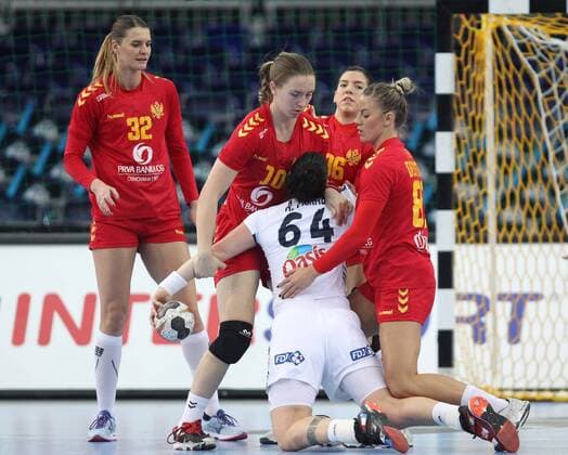 Leipzig, 12.12.2017, Arena Leipzig, Weltmeisterschaft 2017, Handball Frauen Viertelfinale. , Frankreich (FRA) vs Montenegro (MNE) 25:22(12:10) , Im Bild v.l.: Katarina BULATOVIC (32, Montenegro), Tatjana BRNOVIC (10, Montenegro), Alexandra LACRABERE (64, Frankreich), Itana GRBIC (96, Montenegro) und Jelena DESPOTOVIC (80, Montenegro) ,