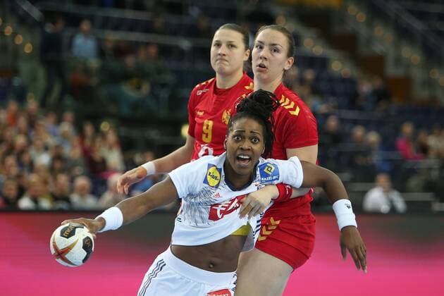 Leipzig, 12.12.2017, Arena Leipzig, Weltmeisterschaft 2017, Handball Frauen Viertelfinale. , Frankreich (FRA) vs Montenegro (MNE) 25:22(12:10) , Im Bild v.l.: Durdina JAUKOVIC (9, Montenegro), Laurisa LANDRE (8, Frankreich) und Tatjana BRNOVIC (10, Montenegro) ,