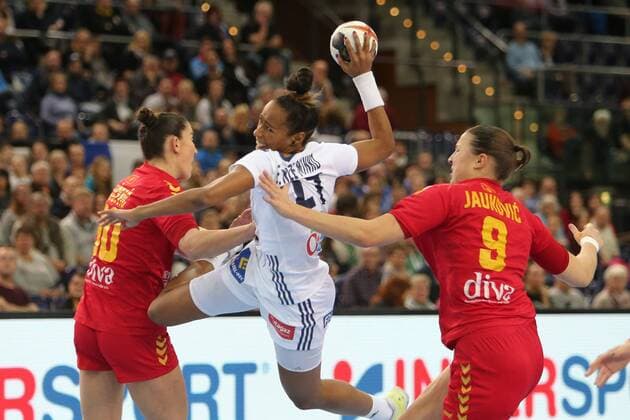 Leipzig, 12.12.2017, Arena Leipzig, Weltmeisterschaft 2017, Handball Frauen Viertelfinale. , Frankreich (FRA) vs Montenegro (MNE) , Im Bild v.l.: Milena RAICEVIC (90, Montenegro), Estelle NZE MINKO (27, Frankreich) und Durdina JAUKOVIC (9, Montenegro) ,