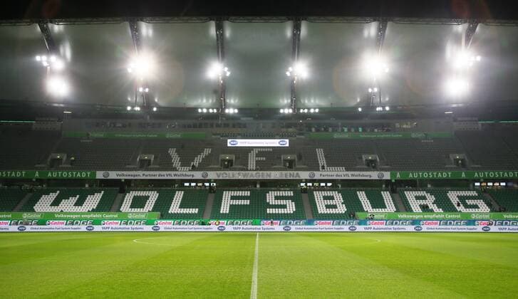 Wolfsburg - RB Leipzig Fussball Bundesliga Wolfsburg, 12.12.2017, Volkswagen Arena, Fussball, 1.Bundesliga, 16. Spieltag , Vfl Wolfsburg vs. RB Leipzig 1:1 (1:0) , Im Bild: Stadionansicht mit Vfl Wolfsburg Schriftzug. ,